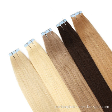 Cinta rusa doble dibujada en extensiones de cabello